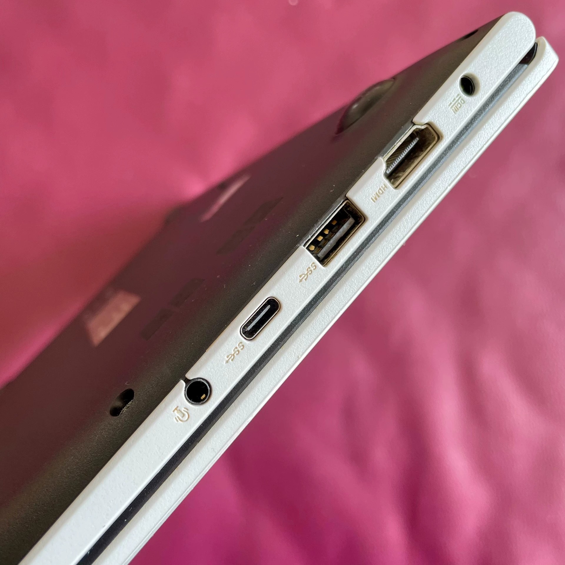 华硕A豆14 华硕笔记本 CPU：R7-4700U相当于i7-10代 内存：16G 硬盘：512G固态 屏幕：14寸 高清屏 1080P分辨率 窄边框 接口丰富